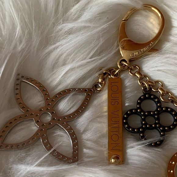 LV Fleur d’Épi Bag Charm / Key Holder ✨ - Picture 3 of 15